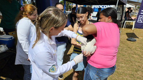 Alunos de Medicina Veterinária promovem saúde animal no 