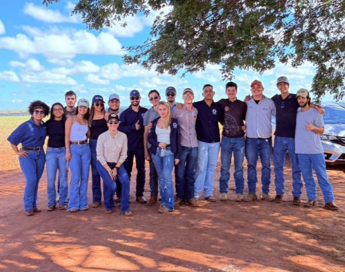 Aula prática em campo fortalece aprendizado sobre amostragem de solo em Uberlândia