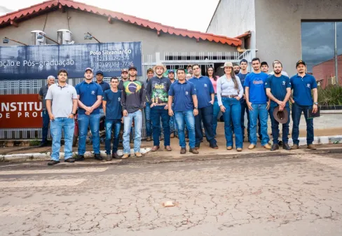 Alunos do Polo de Silvânia (GO) realizam visita técnica em fazenda referência em pesquisa