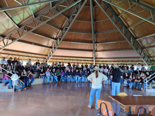 Alunos de Agronomia e Medicina Veterinária de Uberlândia participam de aula prática na Cidade do Agro