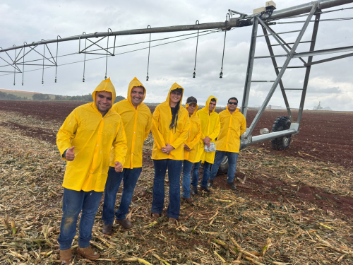Alunos de Agronomia participam de aula prática sobre irrigação por pivô central em Silvânia (GO)