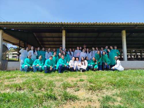 Estudantes de Medicina Veterinária participam de visita técnica em Santa Juliana
