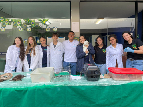 Alunos de Medicina Veterinária participam da Semana das Profissões do Colégio Livre Aprender