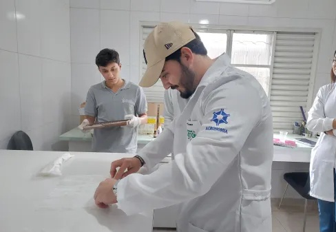Polo da Universidade do Agro em Silvânia realiza atividade em Laboratório de Química Agronômica