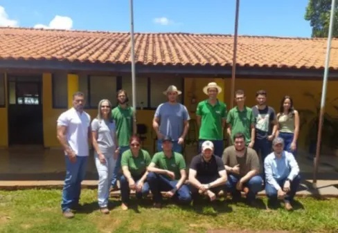 Alunos de Agronomia visitam propriedade rural com projeto de fertirrigação