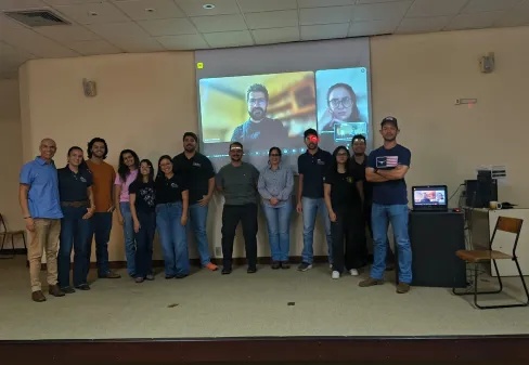 Alunos de Medicina Veterinária participam de palestra com pesquisador italiano sobre genética e inovação na pecuária
